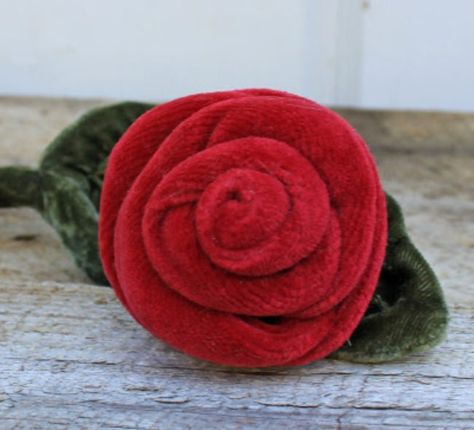 Velvet Rose Tutorial Velvet Diy, Rose Tutorial, Velvet Rose, Fabric Brooch, Rose Velvet, Velvet Pumpkins, Velvet Flowers, Fabric Roses, Ribbon Flowers