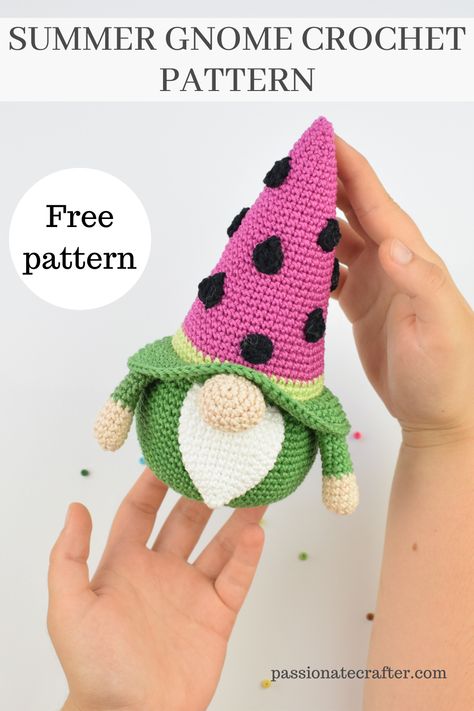 Free crochet watermelon gnome pattern with step by step tutorial. Cat Crochet Tutorial, Crochet Gnomes Pattern Free, Watermelon Gnome, Crochet Tutorial For Beginners, Crochet Watermelon, Gnome Amigurumi, Gnome Crochet, Crochet Garden, Crochet Dishcloth