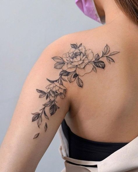 Flower Back Of Shoulder Tattoo, Arm To Shoulder Tattoos For Women, Rose Back Shoulder Tattoo, Tattoo Ideas Shoulder Back, Women’s Back Shoulder Tattoo, Simple Flower Shoulder Tattoos For Women, Flower Tattoo On Shoulder For Women, Delicate Floral Shoulder Tattoo, Back Of Arm Shoulder Tattoo