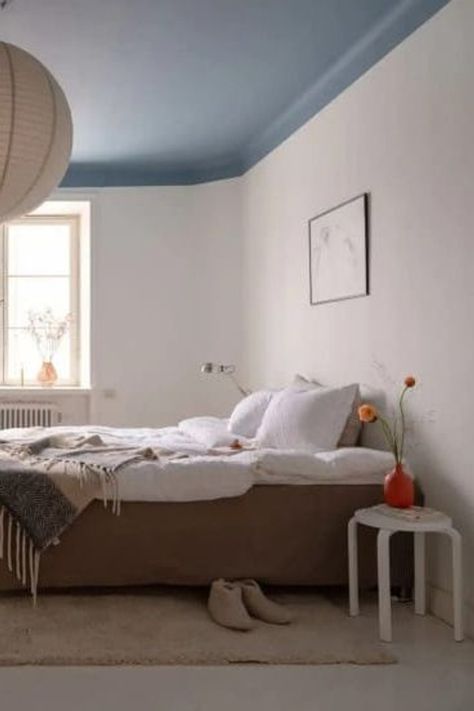 A bedroom with white walls and a blue ceiling White Wall Blue Ceiling, Green Walls Blue Ceiling, White Walls With Colored Ceiling, Teal Ceiling Bedroom, Painted Ceiling Ideas Bedroom Murals, Blue Painted Ceiling Bedroom, Painted Ceiling With Crown Molding, Blue Ceiling White Walls, High Ceiling Paint Ideas