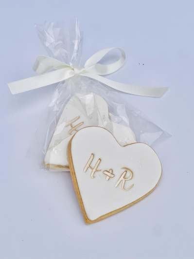 White and Gold Monogram Cookie | Wedding Favours Cookie Wedding, Cookies Wedding, Monogram Cookies, Cookie Wedding Favors, Gold Monogram, Wedding Favours, Wedding Gifts, Monogram, Gold