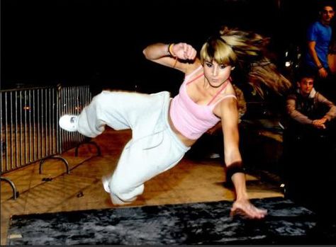 . Female Parkour Poses, Female Punching Pose, Parkour Women, Women Parkour, Female Parkour, Parkour Reference, Acrobatic Poses, Dynamic Reference, Parkour Girl