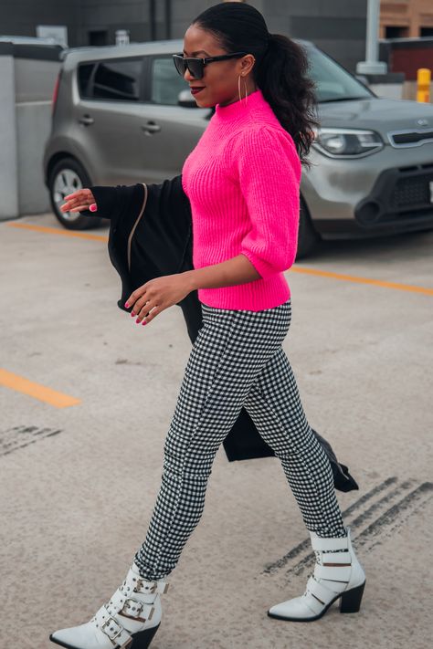 Houndstooth Pants Outfit Work, Black And White Checked Pants Outfit, Black And White Plaid Pants Outfit, Houndstooth Pants Outfit, Gingham Pants Outfit, Checkered Pants Outfit, Plaid Pants Outfit, Neon Sweater, Fall Outfit Inspiration