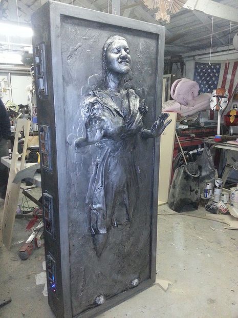 Encase Your Friends in Carbonite Halloween Coffin Decoration, Han Solo Carbonite, Life Cast, Star Wars Room, Star Wars Diy, Halloween Coffin, Cosplay Tutorial, Star Wars Party, Han Solo