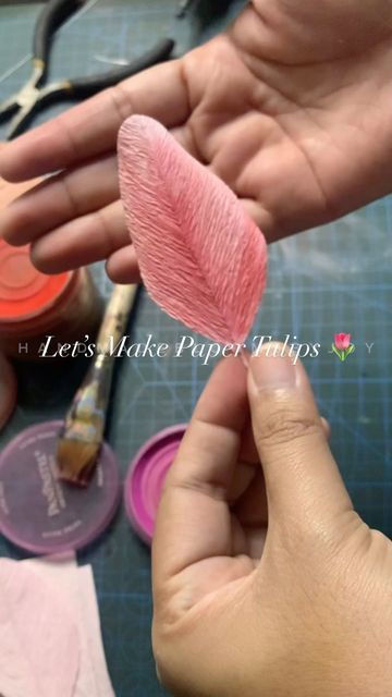 Large Paper Flowers Diy, Paper Tulips, Crepe Paper Flowers Tutorial, Crepe Paper Flowers Diy, Paper Flowers Diy Easy, Diy Fleur, Tulip Decor, Wafer Paper Flowers, Material Flowers