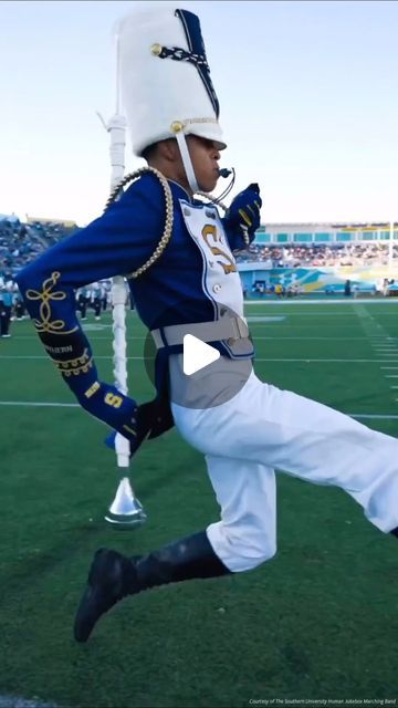 CollegeMarching on Instagram: "A drum major salute and a magic trick! 🌹 The @su_humanjukebox drum major always delivers. #hbcu #hbcubands #college #southern #southernuniversity #marchingband" Drum Major Salute Ideas, Drum Major Aesthetic, Marching Band Aesthetic, Marching Bands, Fantasy Fest, Drum Circle, Drum Major, Poses Reference, Human Poses Reference