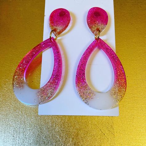 Pink glitter resin earrings. Resin ideas Pink Resin Earrings, Resin Ideas Diy, Diy Glitter Earrings, Thanjavur Painting, Diy Resin Earrings, Resin Jewlery, Pop Jewelry, How To Make Resin, Ice Resin