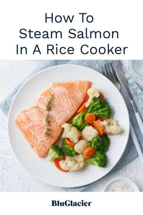 Steaming keeps the meat’s fatty acids, while other methods, such as broiling, can acid out the fish. The lower heat also preserves many healthy omega-3 fatty acids a lot better than pan-frying it with olive oil or other fats. Rice Cooker Recipes Healthy, Steamed Salmon Recipes, Aroma Rice Cooker, Steam Salmon, Salmon Dinner Recipes, Pasta Side, Rice Maker, Rice Cooker Steamer, Fertility Foods