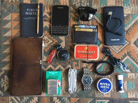 Daily use Gentleman Essentials, Mochila Edc, Survival Videos, Everyday Bag Essentials, Nagasaki Japan, Travel Accessories For Men, Edc Bag, Edc Tactical, Buku Harry Potter