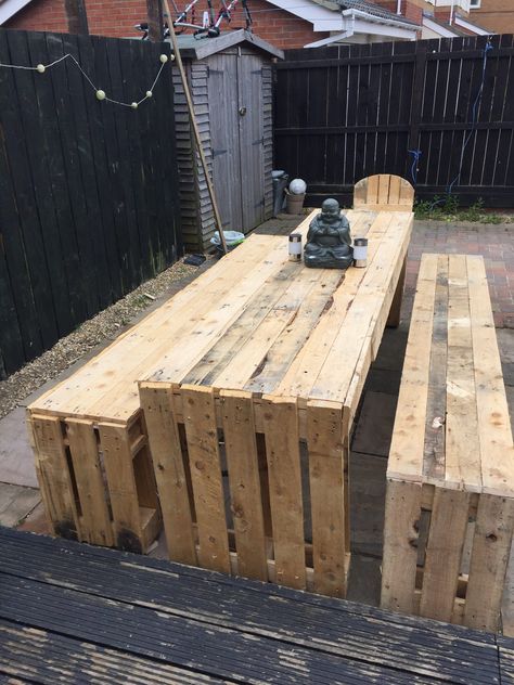 #Bench, #Garden, #GardenSet, #RecyclingWoodPallets, #Table First time attempting any such project and all made with scrap pallets sourced from an industrial estate. Done over a couple of nights in the week and over a few weekends (UK weather dependent). The hardest thing I found was separating the pallets w Casa In Pallet, Bench Pallet, Banquette Palette, Outdoor Storage Bench, Industrial Estate, Pallet Seating, Pallet Chair, Pallet Bench, 1001 Pallets