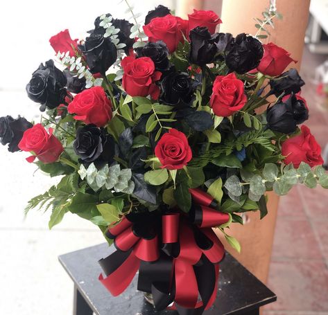 Black Rose Bouquet, Bulk Flowers Online, Black And Red Roses, Fresh Cut Roses, Unique Flower Arrangements, Flower Arrangement Designs, Florist Design, Roses Black, Flower Decorations Diy