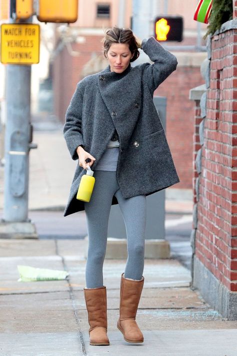 6 Ways Celebrities Are Wearing Uggs and Leggings | Who What Wear Grey Uggs Outfit, Ootd Hijab Casual Outfit Ideas, Uggs Outfit Winter, Cosy Winter Outfits, Outfit With Uggs, New Hijab, Ugg Boots Outfit, Leggings Mode, Winter Boots Outfits