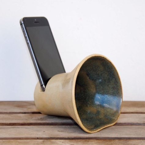 Ceramic Amplifier, Ceramic Speaker, Sound Amplifier, Wheel Thrown Ceramics, Headphone Holder, Cerámica Ideas, Ceramics Ideas, Ceramics Pottery Art, Phone Speaker