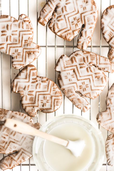 My adorable embossed gingerbread cookies are made with carved rolling pins for a beautifully detailed look that's practically effortless to achieve. Embossed cookies are the perfect easy Christmas cookie for busy holiday cooks. Gingerbread Cookies Easy, Gingerbread Cookies Recipe, Cookies Easy, Christmas Cookies Easy, Winter Desserts, Xmas Cookies, Holiday Cooking, Easy Cookies, Cookies Recipe