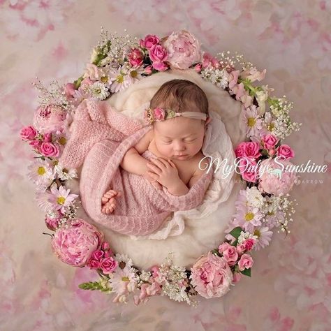 Newborn Picture Ideas, Foto Newborn, Newborn Photography Ideas, Newborn Baby Photoshoot, Newborn Photo Shoot, Newborn Photo Ideas, Baby Sleep Problems, Baby Photo Shoot, Newborn Baby Photos