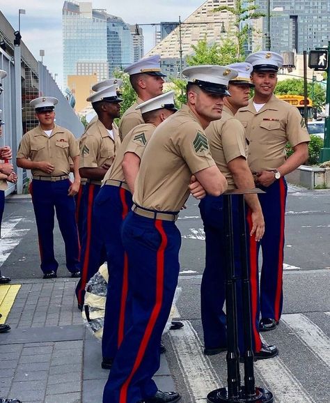 Us Marines Uniform, Navy Dress Uniforms, Marine Corps Uniforms, Marines Uniform, Marine Dress, Men's Business Suits, Men's Uniforms, Boys Uniforms, Military Insignia