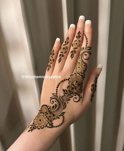 Finger Mehndi Style, New Henna Designs, Henne Tattoo, Party Henna, Tattoo Designs Hand, Simple Henna Designs, Henna Inspired Tattoos, Cute Henna, Finger Henna Designs