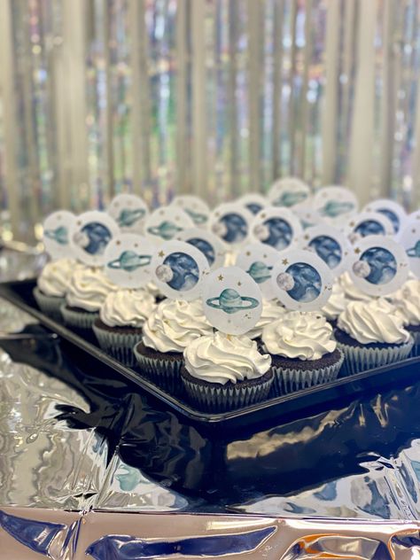 Galaxy Theme Baby Shower Ideas, Space Baby Shower Cake, Space Theme Baby Shower Ideas Decoration, Astronaut Theme Baby Shower Ideas, Solar System Baby Shower Ideas, Outer Space Cupcakes, Space Themed Cupcakes, Outer Space Baby Shower Ideas Boy, Space Theme Cupcakes