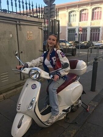 Moped Girl, Vespa Lx, Classic Vespa, Retro Scooter, Luxury Motorhomes, Vespa Girl, Moto Scooter, Moped Scooter, Vespa Lambretta