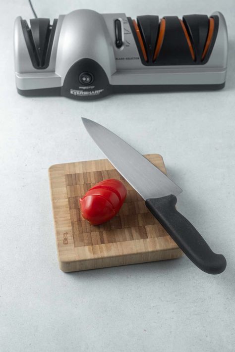 How to Sharpen a Knife with an Electric Knife Sharpener Kitchen Instruments, Electric Knives, Best Knife Sharpener, Electric Sharpener, Electric Knife Sharpener, Electric Knife, Types Of Knives, Minimalist Kitchen Design, The Kinks