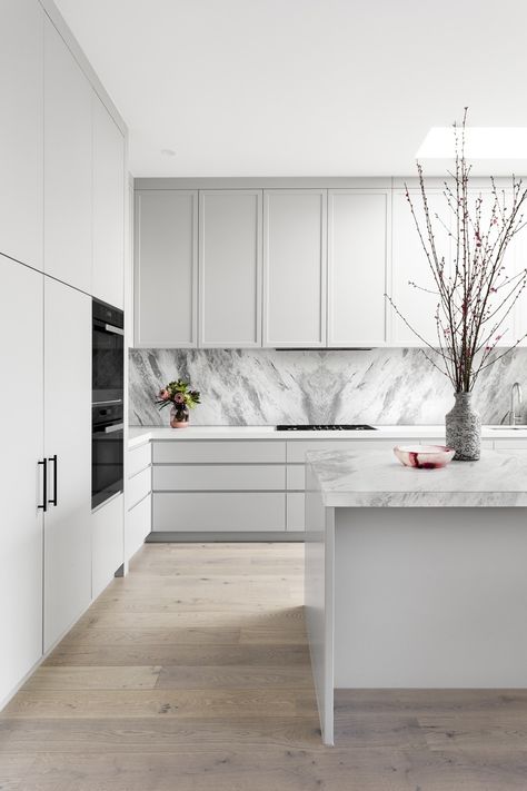 Sleek Cabinets Kitchen, Modern Grey And White Kitchen, Contemporary Shaker Kitchen, Light Gray Kitchen, Contemporary White Kitchen, Kitchen Styles, Minimalist Vibe, Marble Slabs, Gray Cabinets