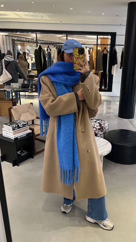 Stylish luxury winter getaway outfits. Winter Outfits With Gloves, European Winter Aesthetic, Copenhagen Winter Style, Blue Scarf Outfit, Outfits To Wear In Italy, Ski Gear Women, Mode Au Ski, Street Style Outfits Casual, Ny Outfits