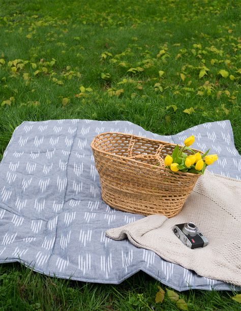 Picnic Blanket Diy, Sewing Blankets, Picnic Blanket Pattern, Blanket Sewing, Diy Picnic, Waterproof Picnic Blanket, Picnic Quilt, Weighted Blankets, Diy Quilt