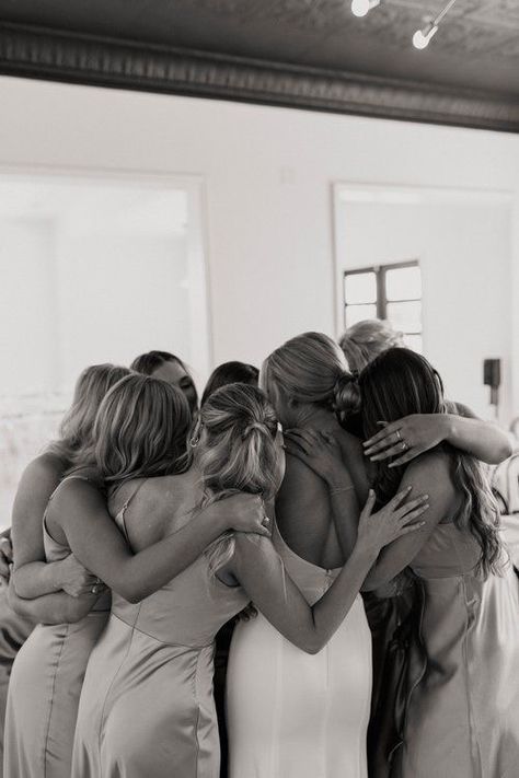 Wedding Group Photos, Black White Aesthetic, Wedding Photo List, Bridesmaid Pictures, Wedding Shot List, Bridesmaid Photoshoot, Wedding Portrait Poses, Wedding Picture Poses, Bridesmaids Photos