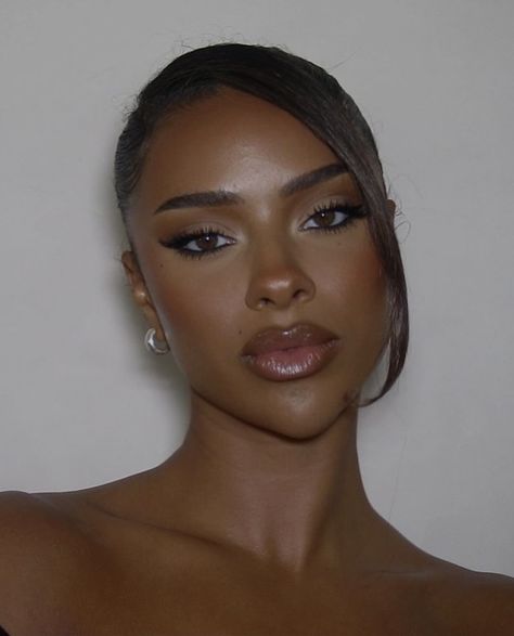 Glowy Angelic Makeup, Soft Glam Tan Skin, Clean Smokey Eye, Sabrina Carpenter Makeup Brown Skin, Evening Make Up Looks, Clean Girl Makeup Black Women, Corporate Makeup, Iconic Makeup Looks, Brown Girl Makeup