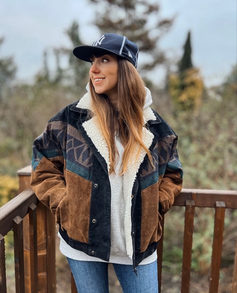 Aztec Jacket Outfit, Ny Cap, Aztec Jacket, Wroclaw Poland, Jacket Sherpa, Vintage Outfit, Wroclaw, Sherpa Jacket, Vintage Jacket