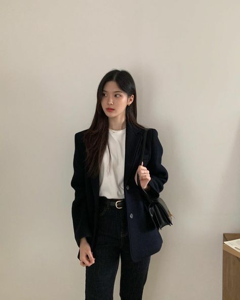 Interview Outfit Korean, Korean Black Blazer Outfit, Business Casual Korean Outfits, Korean Blazer Outfit Women, Work Outfits Women Korean, Korean Blazer Outfit, Outfit Ngampus, Black Blazer Outfit, Korean Outfit Street Styles