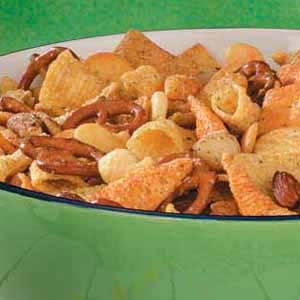 Cracker Snack Mix Bugles Snack Mix, Snack Mix Recipe, Savoury Crackers, Oyster Crackers, Chex Mix Recipes, Snack Mix Recipes, Cracker Snacks, Cracker Recipes, Chex Mix