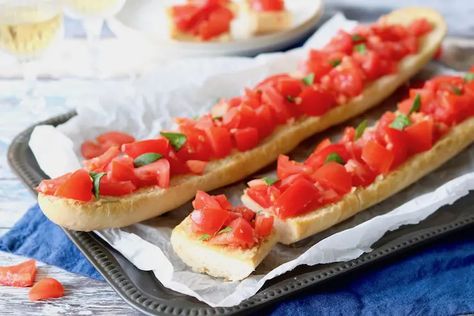 10x goedkope borrelhapjes - Chickslovefood Pizza Baguette, Family Favorites, Hot Dog Buns, Party Food, Cooking Time, Hot Dogs, A Food, Side Dishes, Good Food