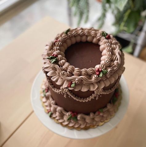 Chocolate Cake Christmas Decoration, Chocolate Cake Aesthetic Vintage, Vintage Chocolate Cake Decoration, Vintage Cake Chocolate, Chocolate Vintage Cake, Victorian Style Cake, Brown Cake Design, Cake Decorating Ideas Christmas, Vintage Chocolate Cake