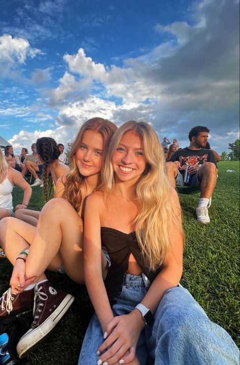 Acl Picture Ideas, Concert Lawn Pics, Poses For Festival, Lawn Concert Pictures, Music Festival Picture Ideas, Concert Poses With Friends, Coachella Poses, Country Concert Instagram Pictures, Concert Photo Ideas Instagram