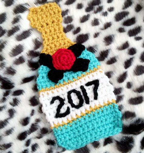 Happy New Year! I’ve been wanting to do something champagne-bottle themed for a long time. I’m gonna say right up front, that I don’t think a scarf made out of these champagne bot… Crochet New Years Eve, New Years Crochet Ideas, Crochet Champagne Bottle, New Years Crochet, Twinkie Chan, Crochet Appliqué, Crochet Applique Patterns Free, Bear Patterns Free, Crochet Embellishments