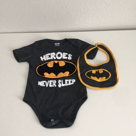 Baby Boy Batman Onesie And Matching Bib. Size: 12 Months Never Used But Has No Tags. Color: Charcoal Gray, Yellow And Black. Batman Baby Shower Ideas, Baby Boy Batman, Batman Baby Shower, Batman Onesie, Batman Baby, Baby Batman, Batman Kids, Bun Bun, Month Colors