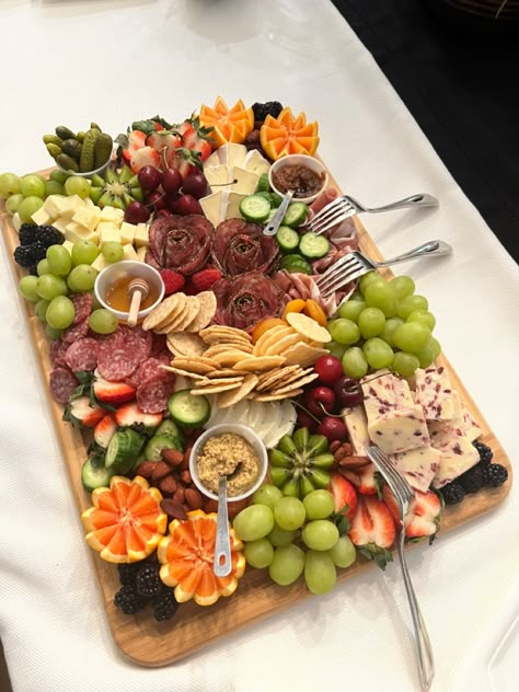 Charcuterie Board Square, Charcuterie Board Ideas Salami Rose, Cheeseboard Platter, Meat Cheese Cracker Platter, Picnic Aesthetic Charcuterie, Meat Cheese And Nut Board, Sharqutery Board With Food, Amazing Food Platters, Charcuterie Board Meats