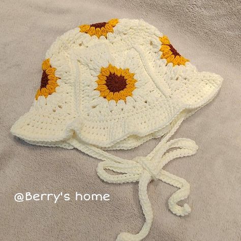 Sunflower Hat Crochet, Sunflower Bucket Hat Crochet, Crotchet Hat, Sunflower Bucket Hat, Sunflower Bucket, Sunflower Hat, Diy Sy, Mode Crochet, Yellow Hat