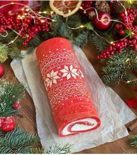 Christmas Swiss Roll Cake Pattern, Christmas Pattern Roll Cake, Swiss Roll Cake Design Ideas, Christmas Roll Cake Design, Yalda Cake, Decorated Cake Roll, Christmas Cake Roll, Swiss Roll Cakes, Xmas Vibes