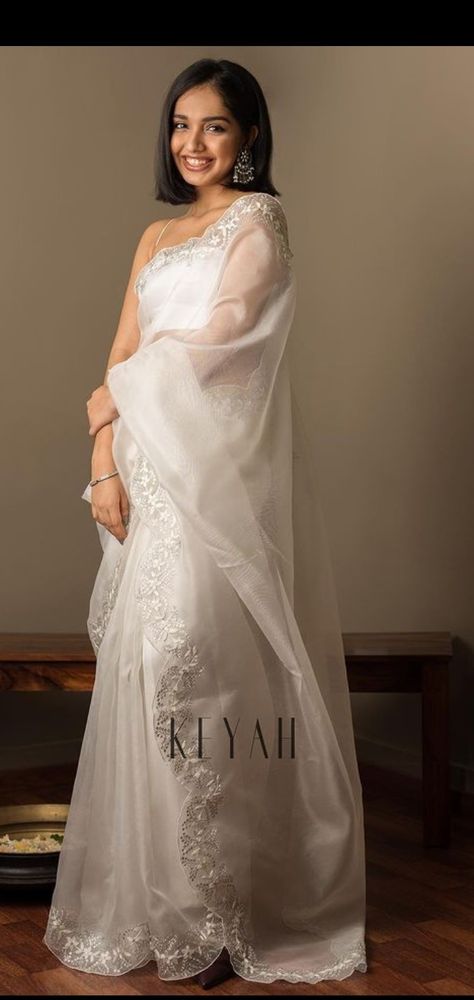 Plain white saree
Organza saree
Floral design
Lace design
Classy saree
Elegant design White Lace Saree, Baptism Saree, White Sarees, Floral Dress Outfits, Lace Saree, Floral Saree, Party Sarees, White Saree, Organza Sarees