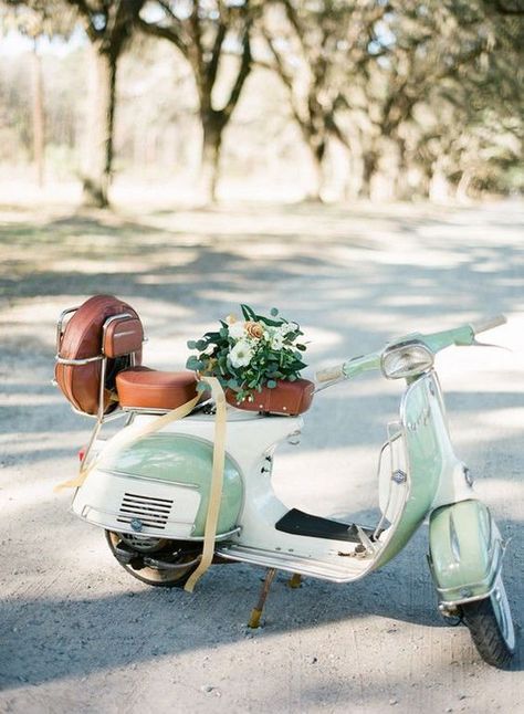 Décor do Dia: Como Usar o “Neo Mint”, a Cor de 2020 na Decoração – Beijos, Blues & Poesia ❤ Vespa Wedding, Wedding Getaway Car, Wedding Getaway, Vespa 150, Vespa Ape, Vespa 125, Southern Wedding Inspiration, Retro Auto, Vintage Vespa