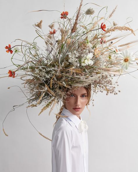 Edgy Fashion Photography, Feather Crown, Floral Headdress, Woman With Flowers, Nature Inspired Wedding, Robert Mapplethorpe, Fashion Photography Inspiration, Floral Headpiece, Foto Art