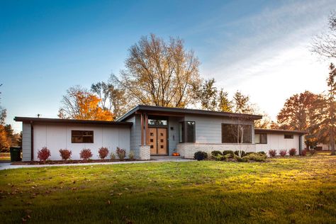 1970's Ranch Remodeling Ideas For Ann Arbor Homeowners | Forward Design Build Remodel Ranch Style Homes Exterior Remodel, Ranch Exterior Remodel, 70s House Exterior, Mid Century Modern Ranch, Mid Century Modern Exterior, Modern Remodel, Ranch Remodel, Mid Century Ranch, Ranch Exterior