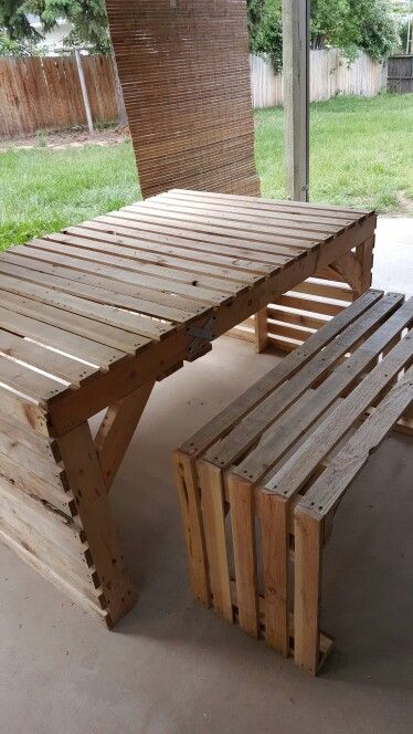 Picnic Table Out Of Pallets, Pallet Picnic Table Diy, Picnic Table From Pallets, Pallet Table Outdoor, Pallet Picnic Tables, Diy Garden Table, Build A Picnic Table, Palette Table, Wood Chair Diy