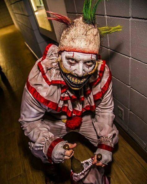 Twisty the clown Rusty Sinner Cosplay Twisty Clown, Diy Halloween Scary, Halloween Props Diy, Diy Props, The Clown, Horror Stories, Scary Halloween, Halloween Diy, Samurai Gear