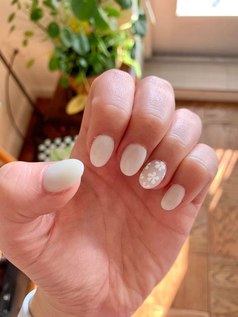 Nails, oval nails, nail art, green nails, Dip Nails Dip Nails With Extensions Short, Petite Acrylic Nails, Nail Ideas Acrylic Oval, Short Dip Nails Oval, Nail Ideas Ring Finger Different, Floral Dip Nails, Short Dip Extension Nails, White Nails Ring Finger Design, Short Oval Summer Nails