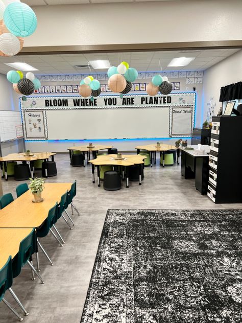 Minimalistic Classroom Decor, Large Classroom Setup, 3rd Grade Classroom Ideas, 8th Grade Classroom, Kindergarten Classroom Layout, Mountain Classroom, Classroom Management Songs, Junior High Classroom, Stylish Classroom