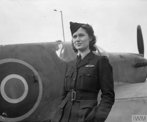 Women In Combat, Ww2 Women, Wwii Women, 1940s Women, Air Transport, Female Pilot, Battle Of Britain, Female Soldier, Fighter Pilot