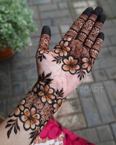 Beautiful Simple Mehndi Design, Simple Mehendi, Front Mehndi Design, Khafif Mehndi Design, Simple Mehendi Designs, Beautiful Henna, Rose Mehndi Designs, Mehndi Designs For Kids, Very Simple Mehndi Designs